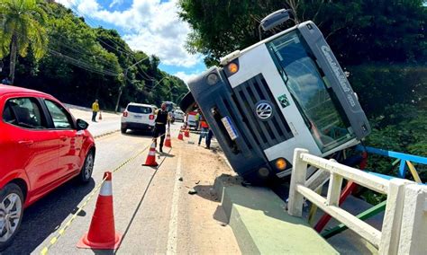 Caminhão de coleta de lixo perde o freio em ladeira e deixa dois