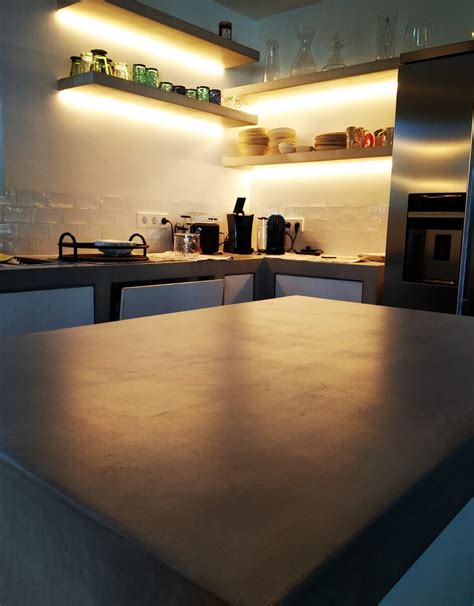 Cocina De Microcemento Con Suelo Encimera Y Muebles En