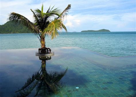 Stunning Infinity Pools Around The World