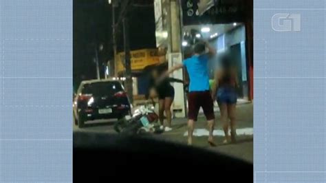 V Deo Mostra Homem Agredindo Mulher Capacete No Meio De Avenida Em