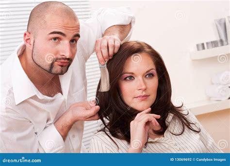 Le Coiffeur Professionnel Choisissent La Couleur De Teinture De Cheveu