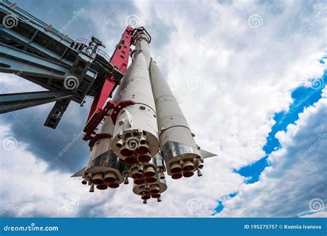 Monumento Del Cohete Espacial Ruso Vostok Uno En La Exhibición De