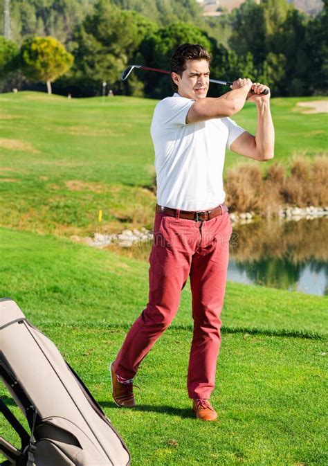 Jogador De Golfe Masculino Foi Atingido Sucesso No Campo De Golfe