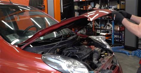 Cómo cambiar muelles de suspensión de la parte delantera Nissan