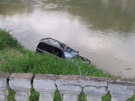 G Motorista Perde Controle E Carro Cai Em Rio No Centro De Paraibuna