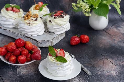 Tortas De Merengue De Pavlova Con Crema Batida Y Hojas De Menta De