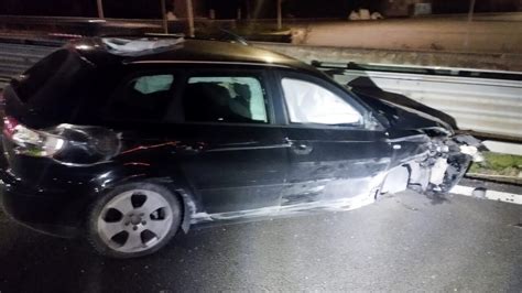 Si Schianta Con L Auto Contro Muro E Cuspide Lungo La