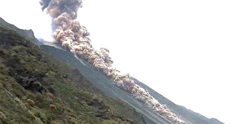 Watch Italys Stromboli Volcano Erupts With High Intensity