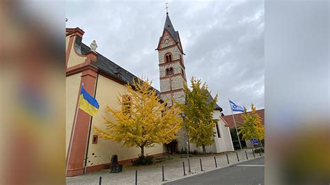 Israelische Fahne Vor Katholischer Kirche Abgerissen Und Verbrannt