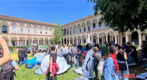 Milano Gli Studenti Pro Palestina Allestiscono Un Accampamento Alla