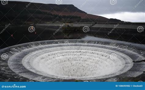 Desbordamiento Del Aliviadero Del Depósito De Ladybower Metrajes