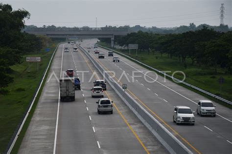 Arus Kendaraan Di Tol Ngawi Kertosono Antara Foto