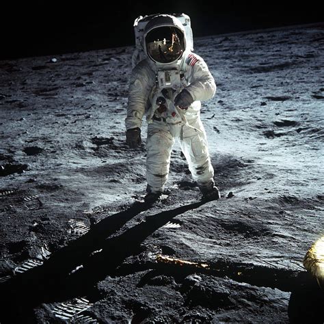 Who was the first man on the moon - abchooli