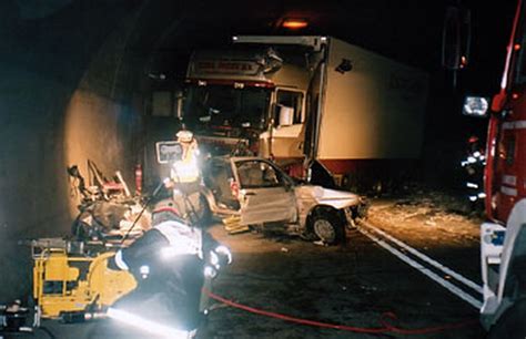 Schwerer Verkehrsunfall Im Perjentunnel Feuerwehr Landeck