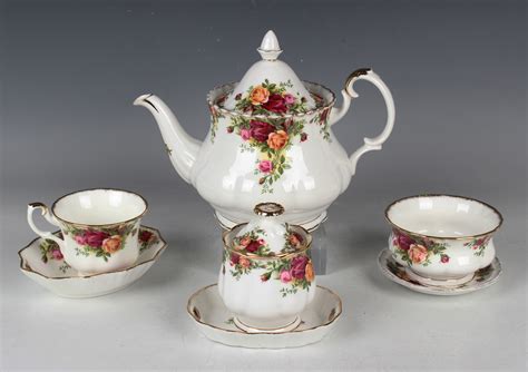 A Royal Albert Old Country Roses pattern part service, comprising ...