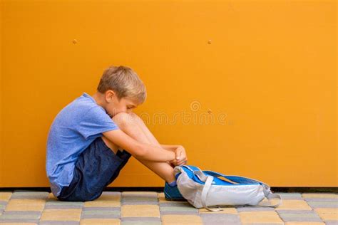 Muchacho Solo Triste Que Se Sienta Cerca De La Pared Colorida Al Aire