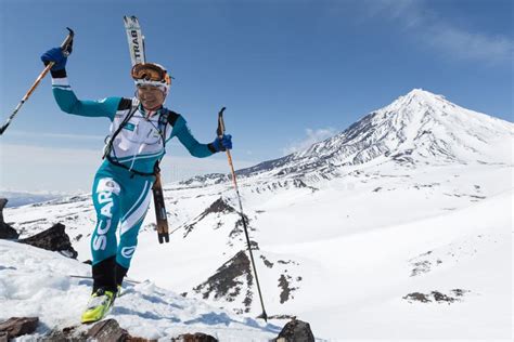 Salita Dell Alpinista Dello Sci Alla Montagna Sul Vulcano Del Fondo Con