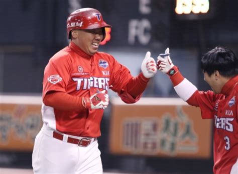 Kbo 첫 80년대생 감독 탄생 우승후보 Kia 왜 초보 이범호에게 사령탑 맡겼나