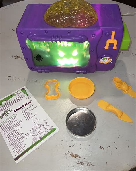 Easy Bake Oven Queasy Hasbro 2002 Cookerator Gross Cooking Edition