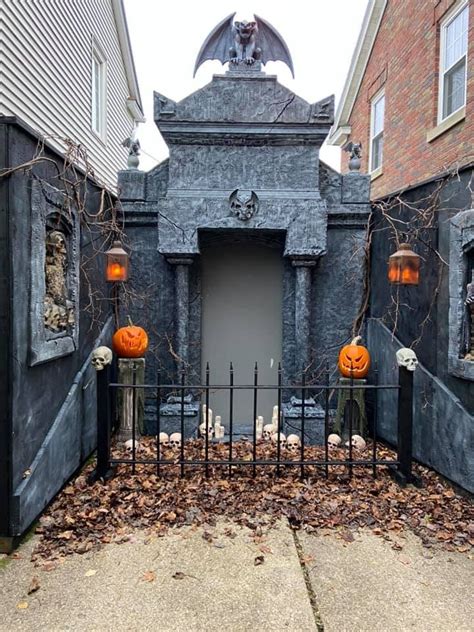 Road's End Eerie Manor Haunted House 2021 | Halloween Forum