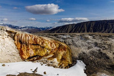 Hermosa Toma De Las Gigantescas Aguas Termales En El Parque Nacional De