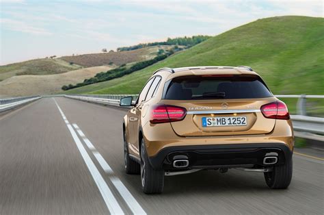 2018 Mercedes Benz Gla250 Rear View In Motion Motor Trend En Español