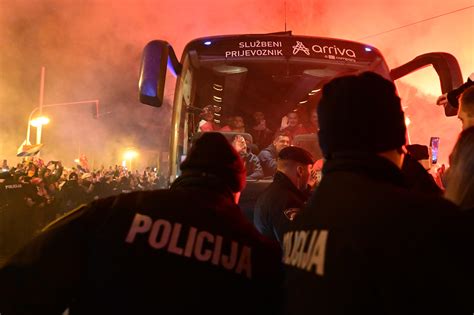 Video Kakva Luda Glava Incident Na Do Eku Zapalio Baklju I Bacio Se