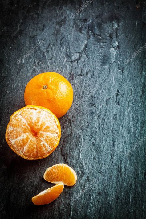 Clementina O Mandarina Fresca Pelada Con Segmentos Y Una Fruta Entera