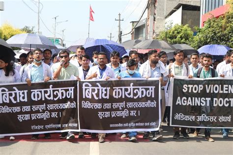 कार्यस्थल सुरक्षाका लागि आन्दोलनमा डाक्टरहरू अस्पतालभित्र प्रहरी