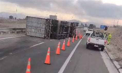 Volcamiento de Camión en Ruta 160 Causa Caos en el Tránsito y Derrame