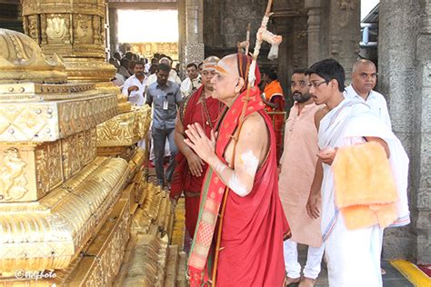 Visakha Seer Offers Prayers In Sri Tt Ttd News