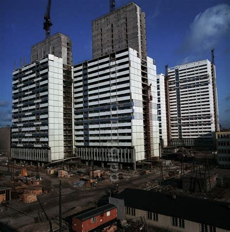 Berlin Mitte Baustelle zum Neubau der DDR Plattenbau Hochhäuser im