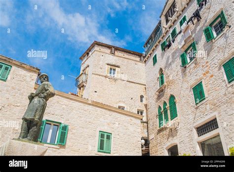 Statue And Old Houses In The Town Of Sibenik Croatia Stock Photo Alamy