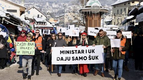 U Sarajevu Protesti Mladih Nezadovoljnih Subvencijama Za Kupovinu