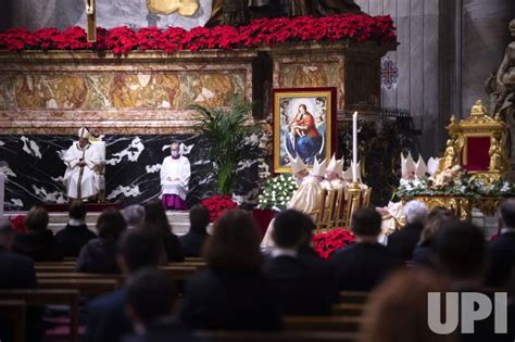 Photo Pope Francis Celebrates Christmas Eve Mass In The Vatican Vatx20201224204