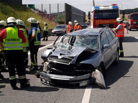 Fahrzeug Schleudert Unter Autokran