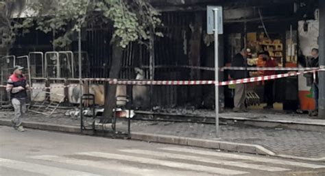 LA FOTO CASERTA Incendio Davanti Al Supermercato Conad CasertaCE