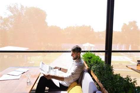 Artigos E Descanso Pr Speros De Jornal Da Leitura Do Homem Foto De