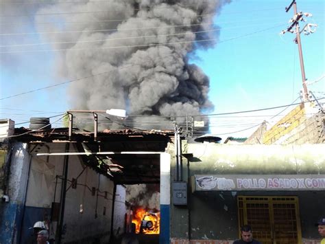 Incendio en taller mecánico de Valencia consumió 7 vehículos fotos