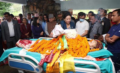 मन्त्री किरातीको पितालाई श्रद्धाञ्जली दिन प्रधानमन्त्री ललितपुरमा Dcnepal