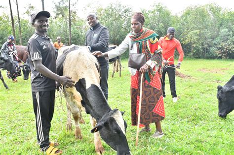 Akanyamuneza Ni Kose Ku Muryango Worojwe Inka Nyuma Yo Kwibaruka Abana