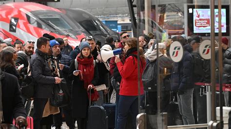 Treni Fermi Per I Cavi Tranciati Dai Pantografi Il Guasto A Milano Che