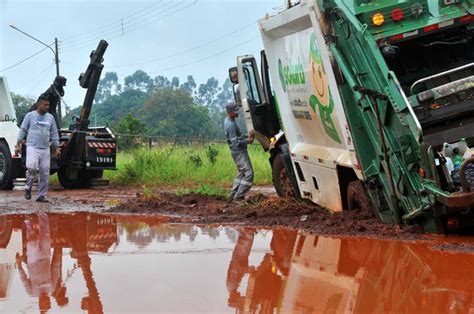 Caminh O De Coleta De Lixo Atola Em Estrada No Indubrasil Correio Do