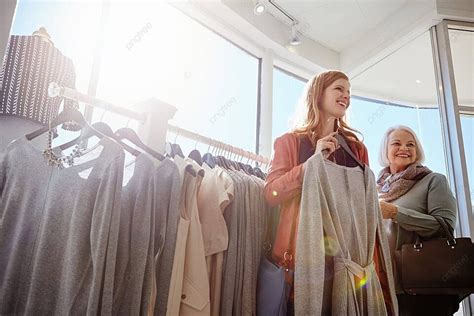 Ibu Dan Anak Perempuan Berbelanja Pakaian Di Toko Foto Latar Belakang