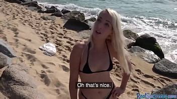 Rubia Seducida A Cuatro Patas En La Playa Antes Del Sexo Misionero