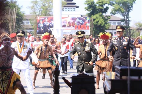 Tari Sajojowarga Papua Turut Meriahkan Hut Ri Ke Di Lapangan