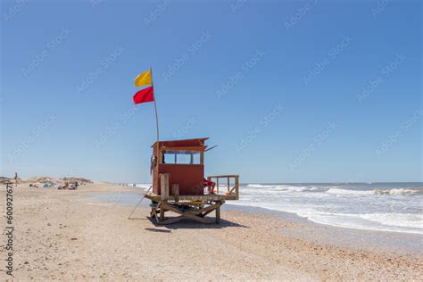 Torre De Salvavidas En Una Playa Con Las Banderas Roja Y Amarilla