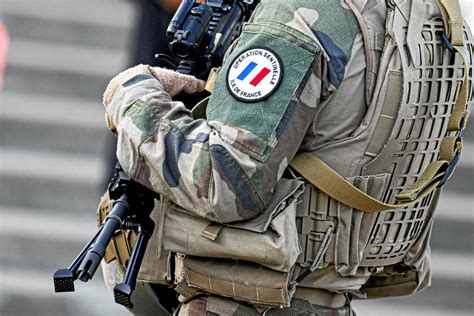 Paris Un Militaire Sentinelle Blessé Au Couteau Gare De Lest Le