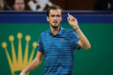 Daniil Medvedev De Rusia Obtiene La Pelota Contra Stefanos Tsitsipas De