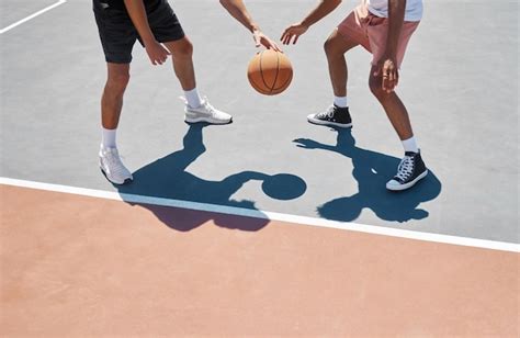 Los Hombres Hacen Ejercicio Y Entrenan Deportes Y Juegos De Baloncesto